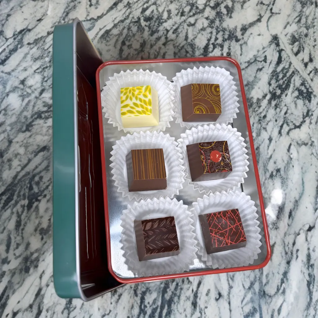 Boîte métalique découverte de 6 pralines.webp
